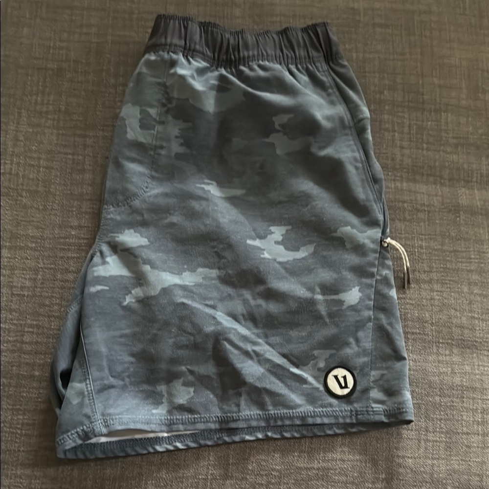 Vuori Men's Camo Shorts - Gray